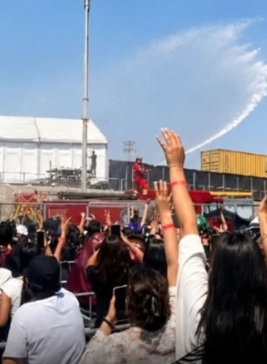 Armys agradecidas con bomberos por baño de agua.