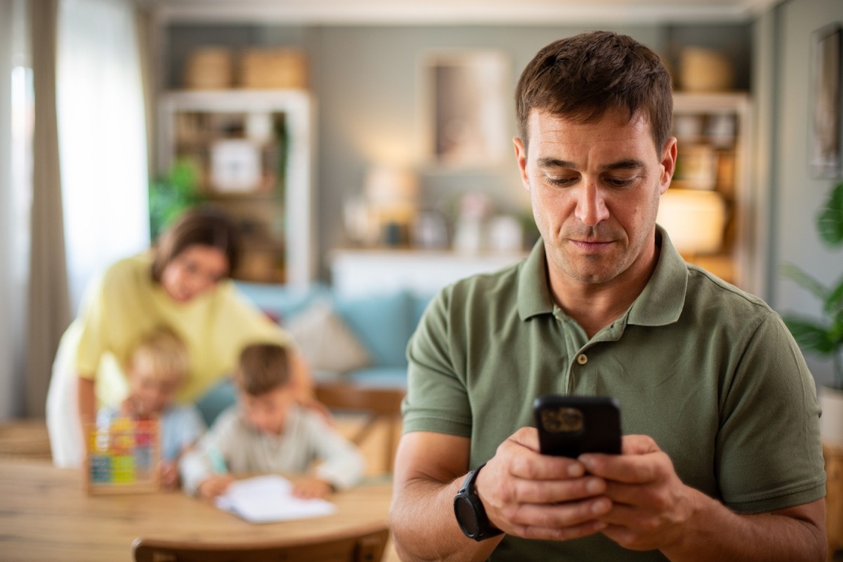 Muchos padres ignoran a sus hijos por pasar horas frente a la pantalla del celular. Foto: Istock.