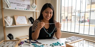 Cuando el negocio empieza a generar mayores ingresos, muchos emprendedores deciden expandirse rápidamente. Foto: IA.