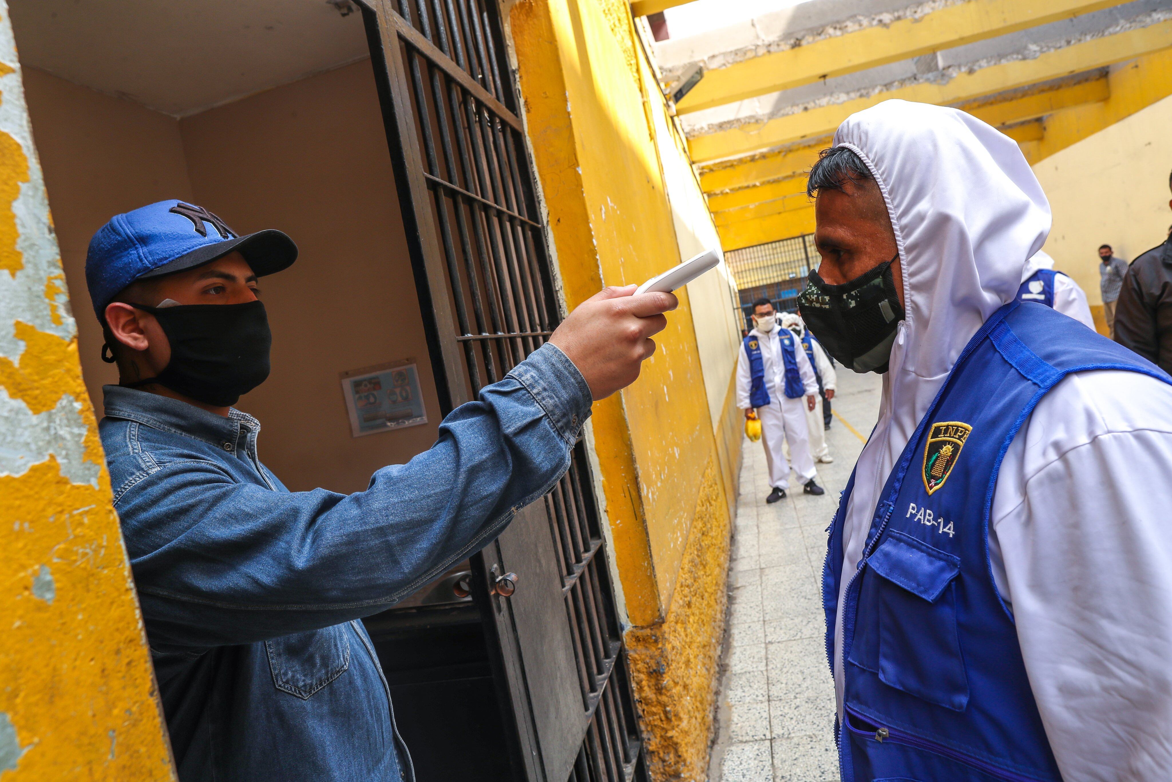 Las personas que deseen acceder a los pabellones se les toma la temperatura con termómetros infrarrojos y se les desinfecta. (Foto: INPE)