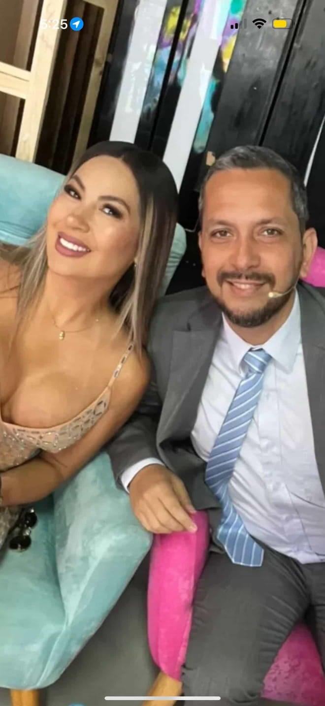 Pamela López junto a su abogado Gino Paolo Zamora.