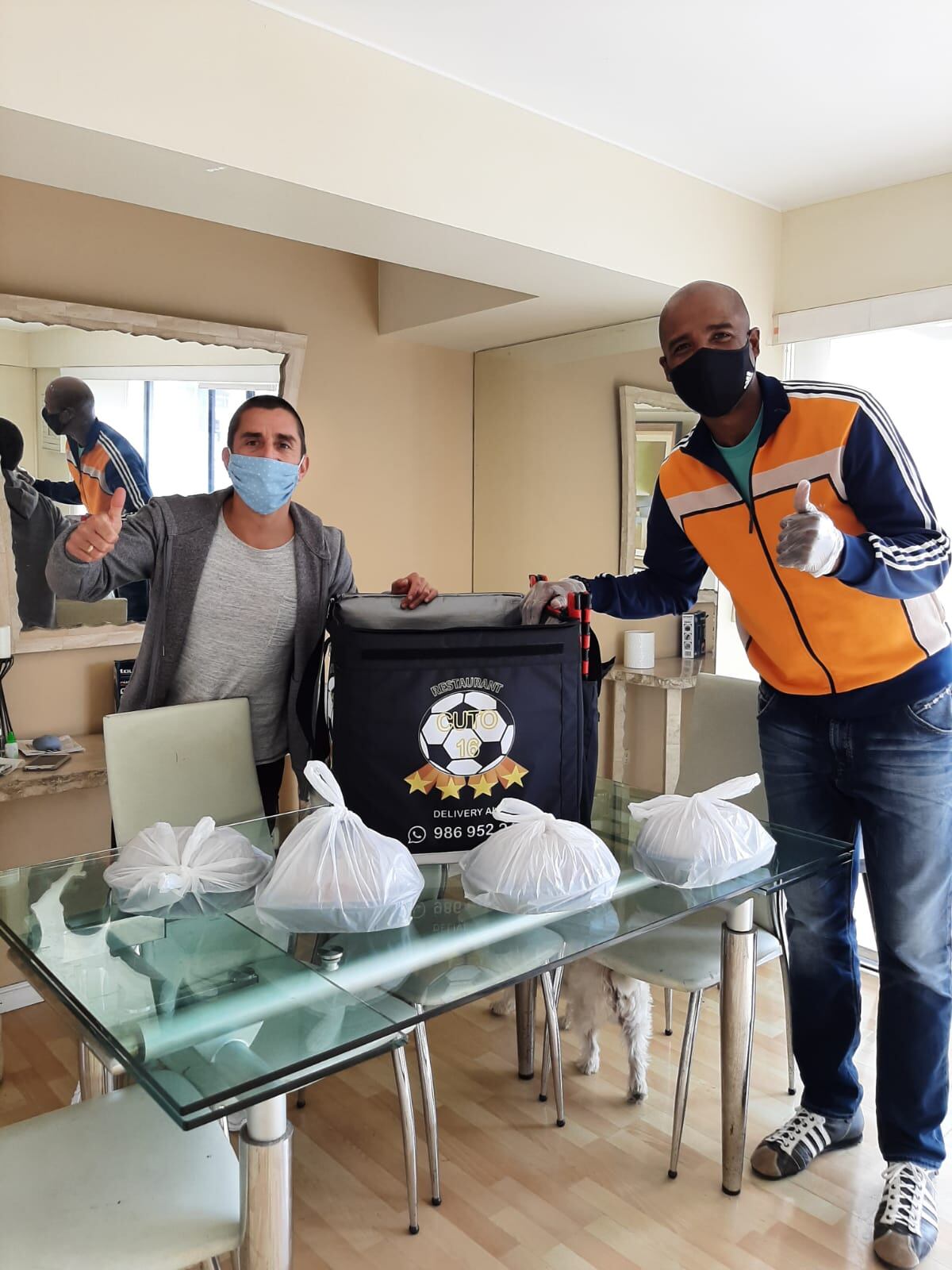 Sin palta. El popular personaje, Luis 'Cuto' Guadalupe, se dedica a realizar el delivery de su restaurant.