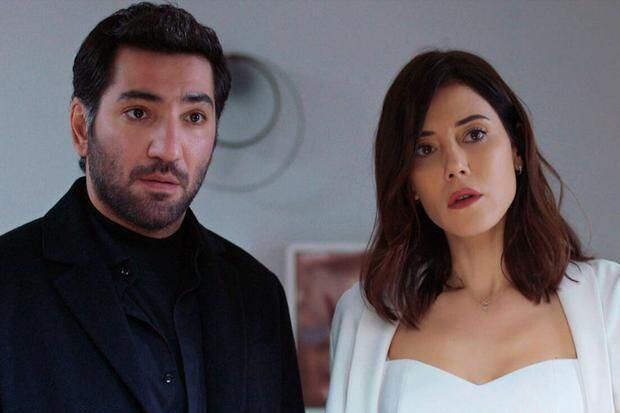 Aras, de negro, junto a Asya, quien está con un traje blanco (Foto: Medyapım)