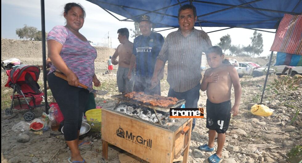 Varias familias optaron por refrescarse del calor en el rio Lurín. (Foto Julio Reaño / Trome)