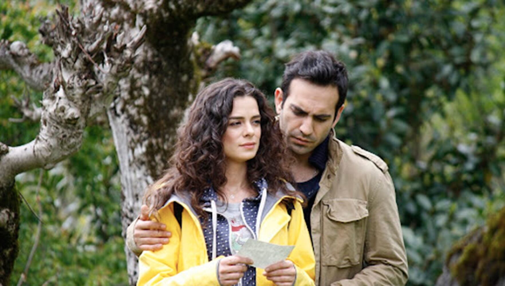 Özge Özpirinçci y Buğra Gülsoy como Zeynep y Fatih en "Amor a segunda vista". (Foto: Süreç Film)