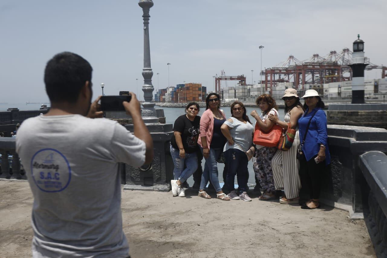 Los veraneantes volvieron a acercarse a los malecones tras el oleaje anómalo de los anteriores días. Fotos: César Campos/@photo.gec