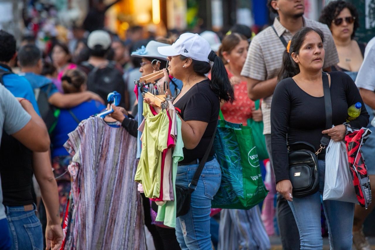 Multitud atiborró las calles de Gamarra este fin de semana. ( Foto: Fernando Sangama / @photo.gec)