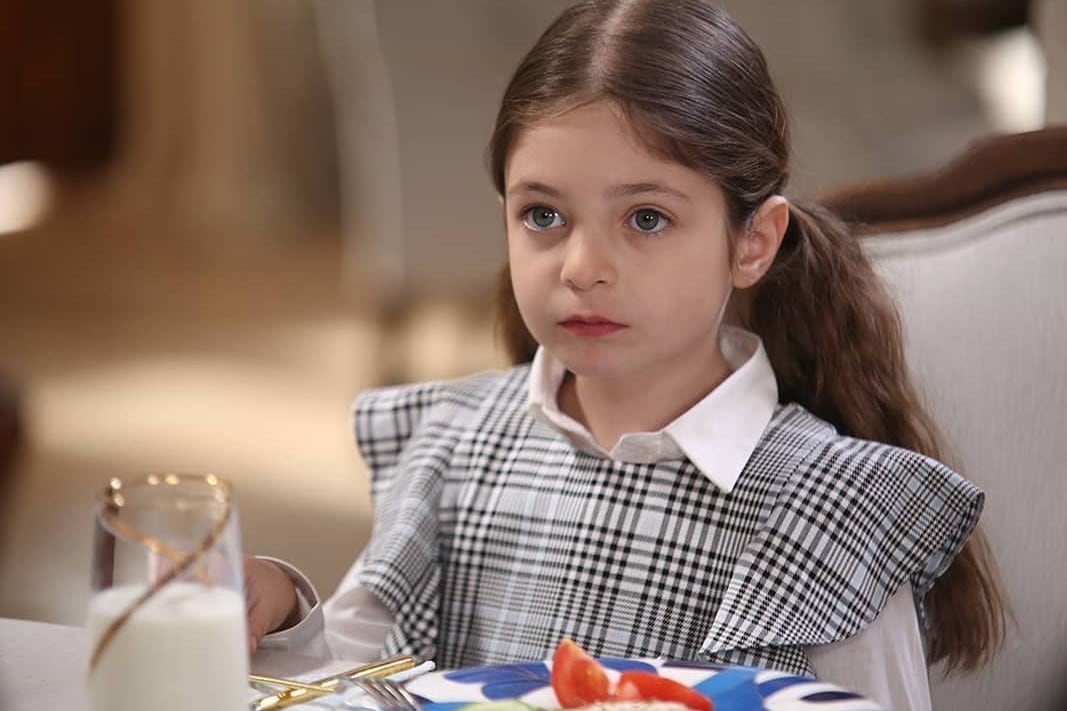 La pequeña Melek Çelebi en la serie de televisión. (Foto: O3 Medya)