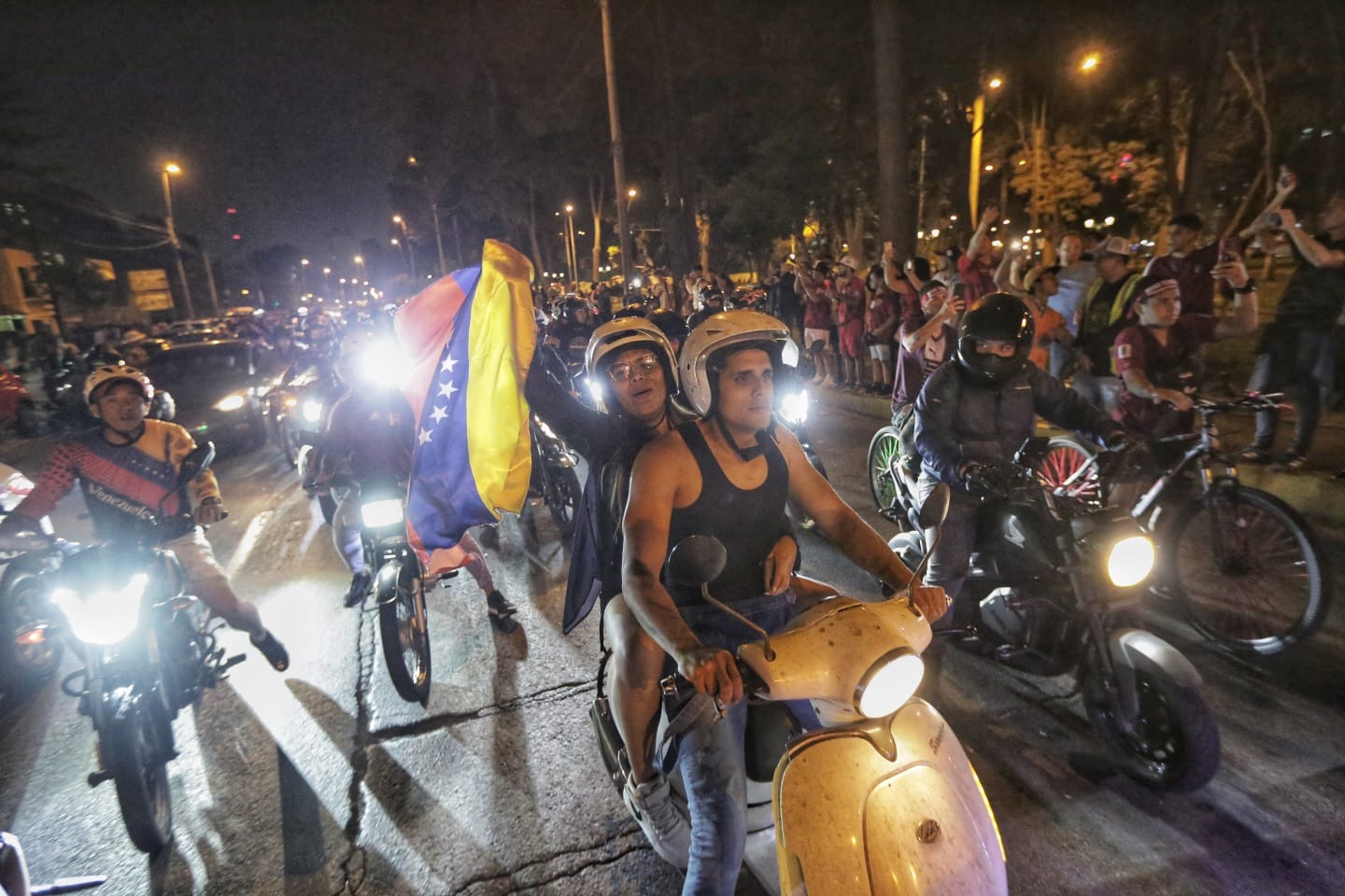 Caravana de motociclistas venezolanos recorren los alrededores del Estadio Nacional para alentar a la Vinotinto. Foto: Anthony Niño de Guzmán/ @photo.gec