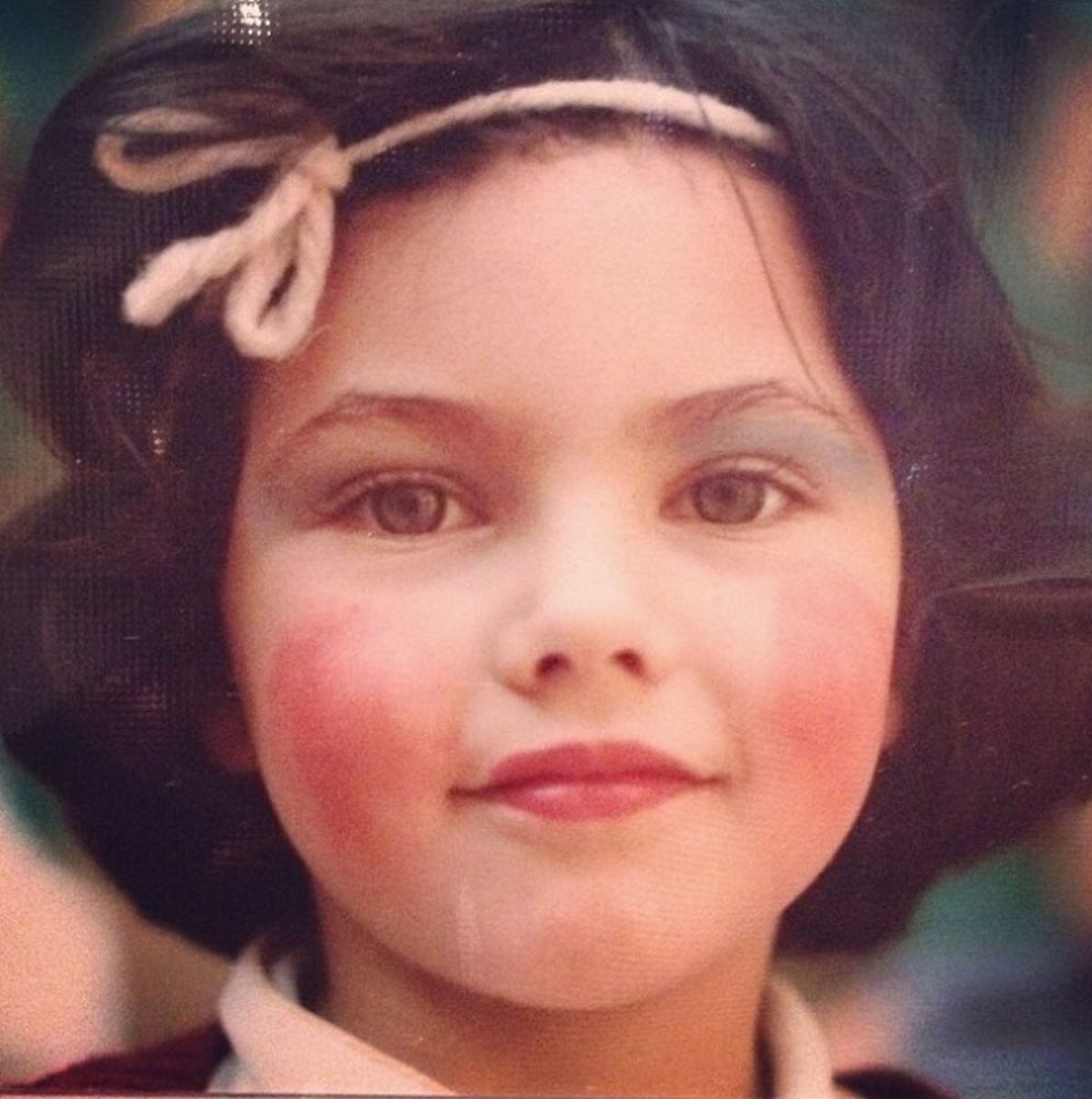 Bárbara Mori de pequeña con una picardía inigualable para la foto (Foto: Instagram de Bárbara Mori)