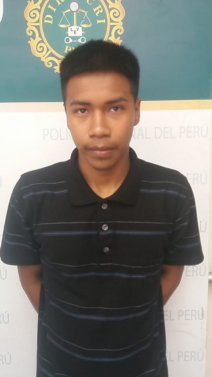 Policías de Depincri San Juan de Lurigancho atraparon a 'Aldair' y 'Carlitos' cuando iban a asaltar grifo. Tenían un revólver, una réplica de pistola, pasamontañas y croquis del grifo.