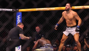 Israel Adesanya cae noqueado ante el francés Nassourdine Imavov en Arabia Saudita | VIDEO