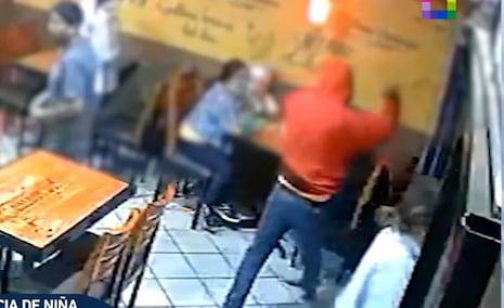 Santa Anita: Encapuchado acuchilla a joven cuando cenaba en local de caldo de gallina | VIDEO