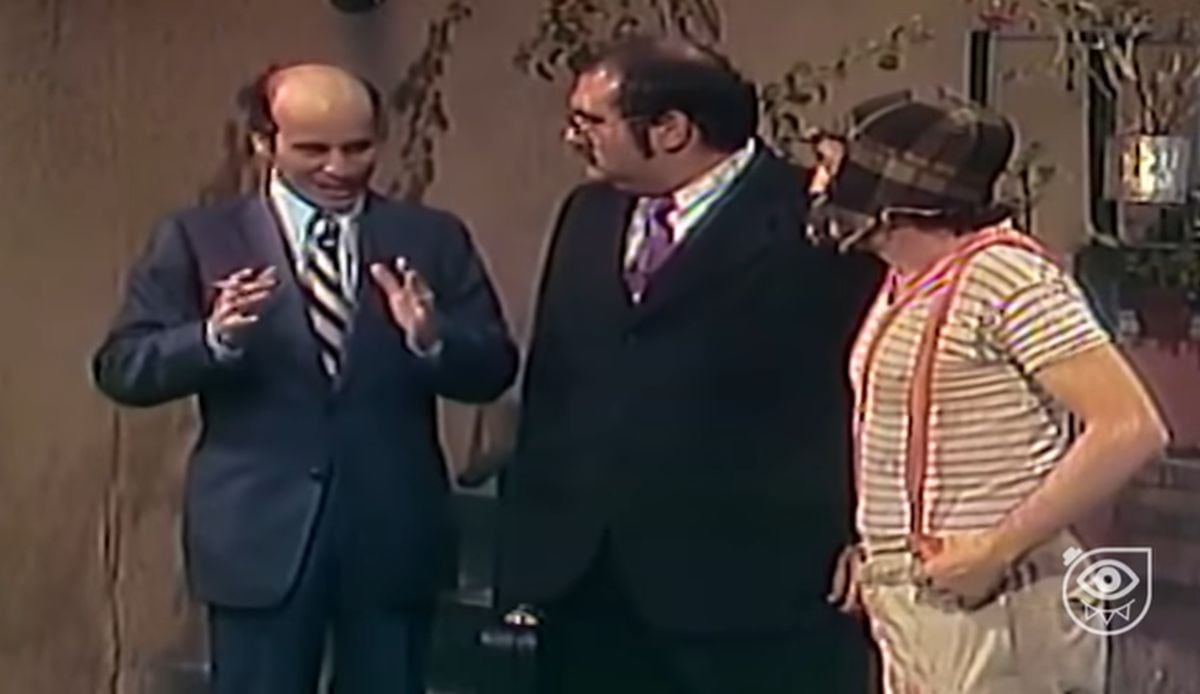 El Chavo escuchando las intenciones que tiene el señor Calvillo de comprar la vecindad para demolerla (Foto: Televisa)