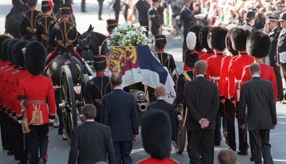 El 6 septiembre 1997, Diana de Gales fue enterrada en Althorp tras un multitudinario funeral en la Abadía de Westminster. (Foto: EFE)