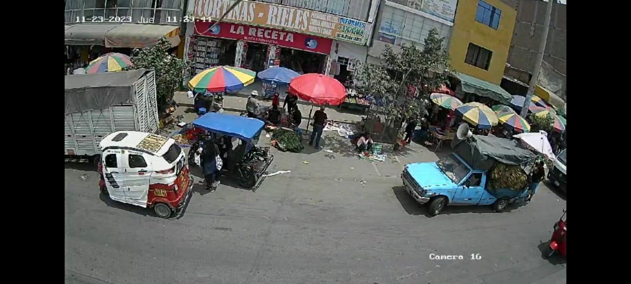 Momento en que padre e hijo desaparecen junto a una mujer.