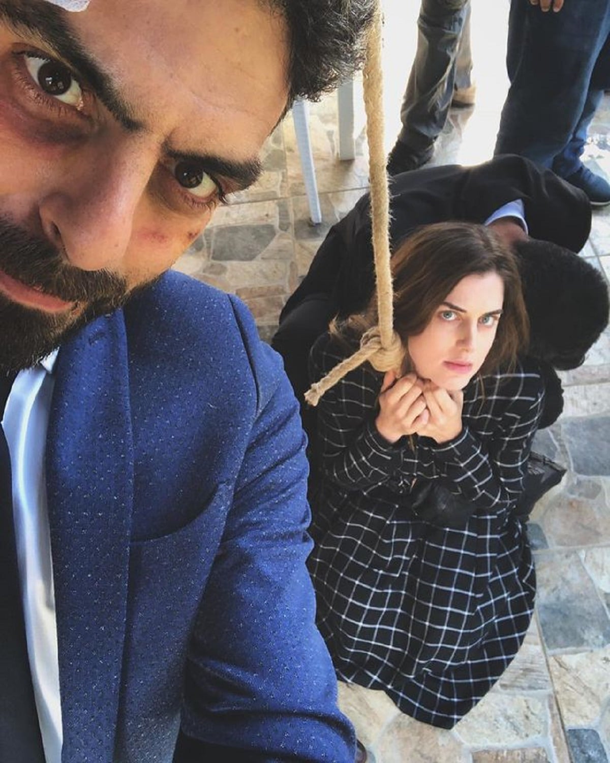 Escena detrás de cámaras de "Fugitiva" con Mehmet Ali Nuroglu (Vadat) al lado de Belfu Benian (Foto: Belfu Benian/ Instagram)