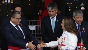 Dina Boluarte se pasa de largo y no saluda a su ‘wayki’ Wilfredo Oscorima en Desfile Militar 2024