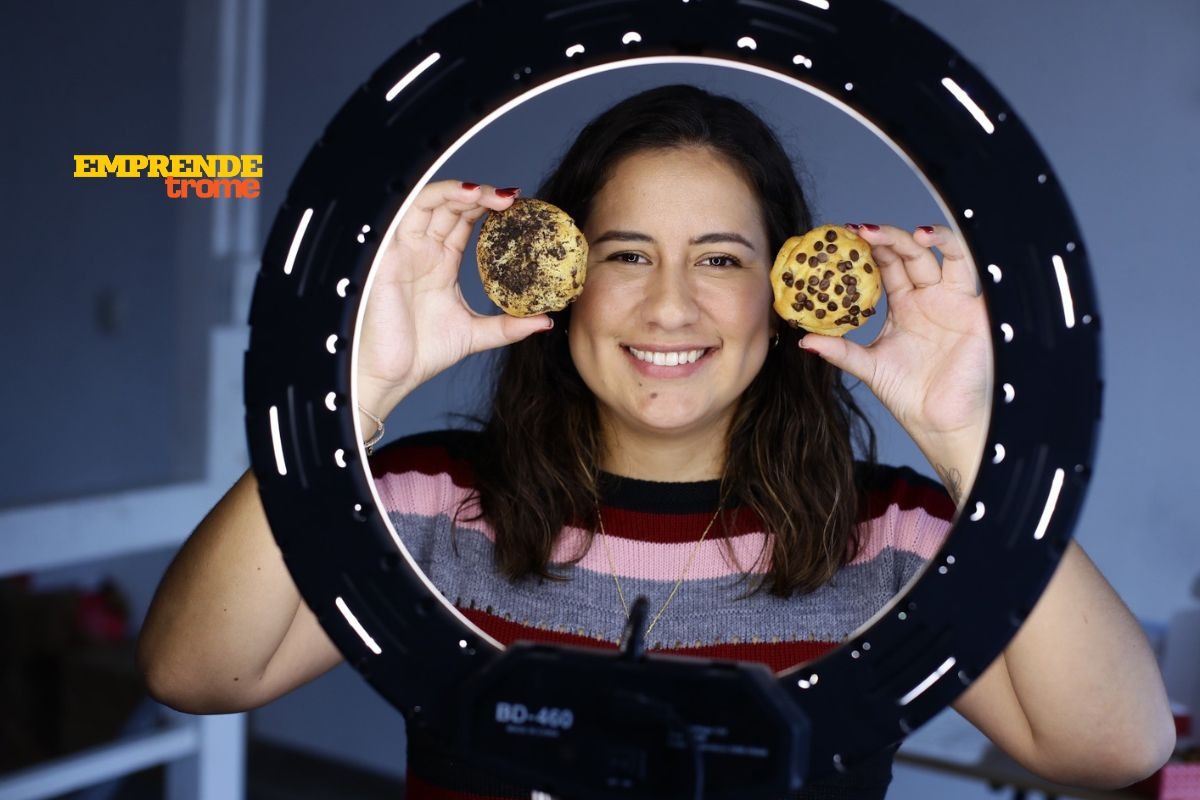 Romina cuenta que los jóvenes aman esta versión de galletas. Foto: Jesús Saucedo.