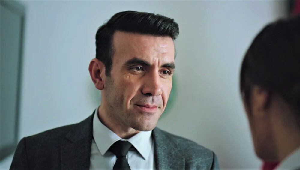 Pars se acerca a Derya en la telenovela turca "Secretos de familia" (Foto: Ay Yapım)