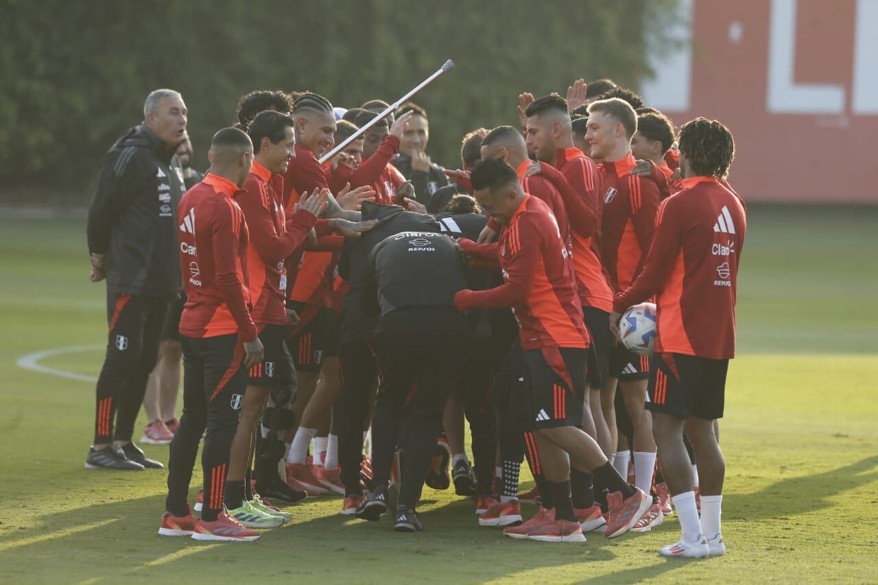 Entrenamiento de la Selección Peruana con la visita de Yoshimar Yotún antes del amistoso contra Paraguay. (Foto: Fotos: Violeta Ayasta/@photo.gec).