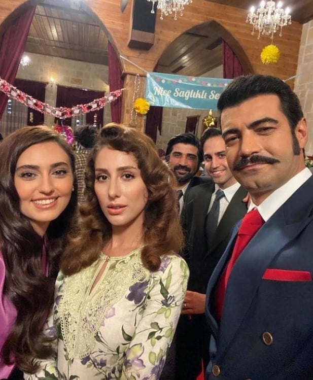 Polen Emre junto a otros actores de la telenovela "Tierra amarga" (Foto: Polen Emre/Instagram)