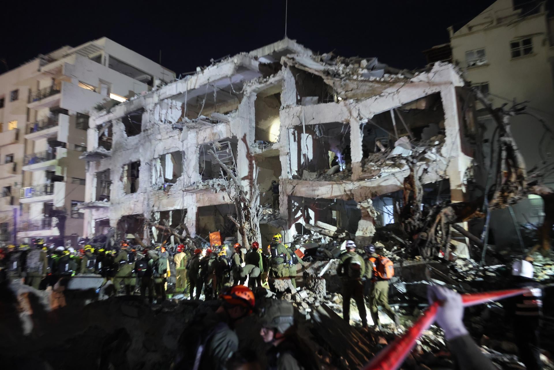 En el centro de Tel Aviv se registró el impacto de un misil de la última andanada disparada desde Irán, el primero en conocerse que cae en la ciudad. (EFE/EPA/ABIR SULTAN)