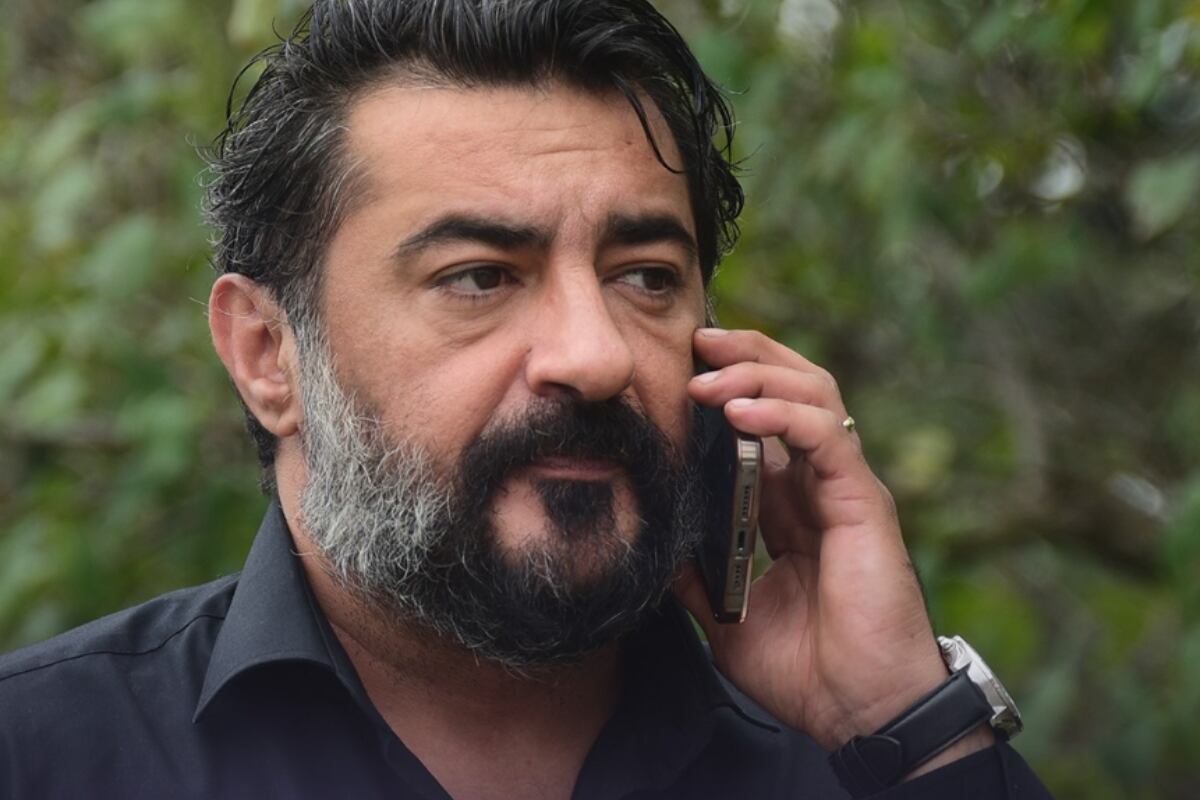 Akif, serio, con una camisa negra, conversando por celular (Foto: NGM Media)