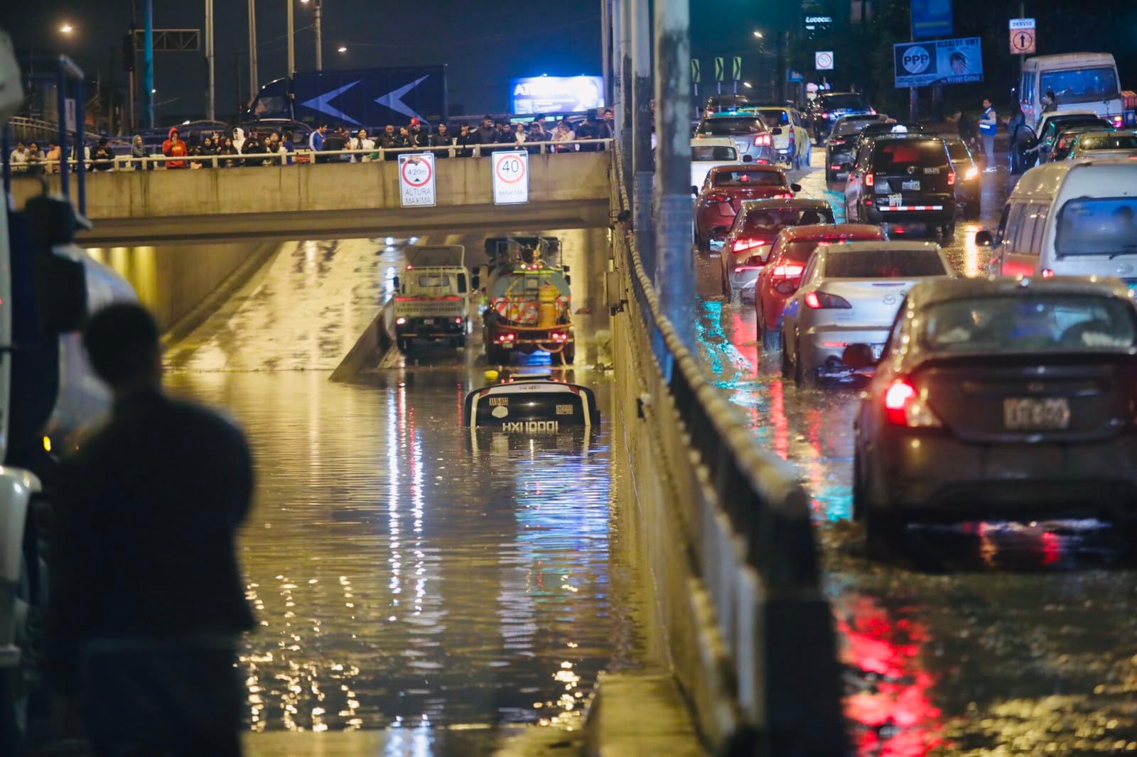 Diversas inundaciones se presentaron en Lima Sur por lloviznas en Lima la noche del domingo.
(Fotos: César.grados@photo.gec)