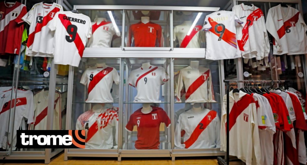 Vecino del Rímac es un coleccionista de camisetas