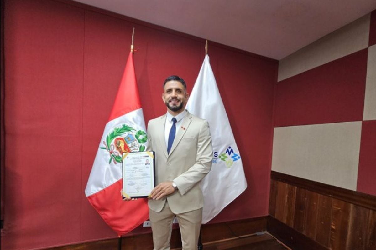 Di Benedetto posa con sus credenciales tras superar proceso de nacionalización (Foto: @Migraciones)