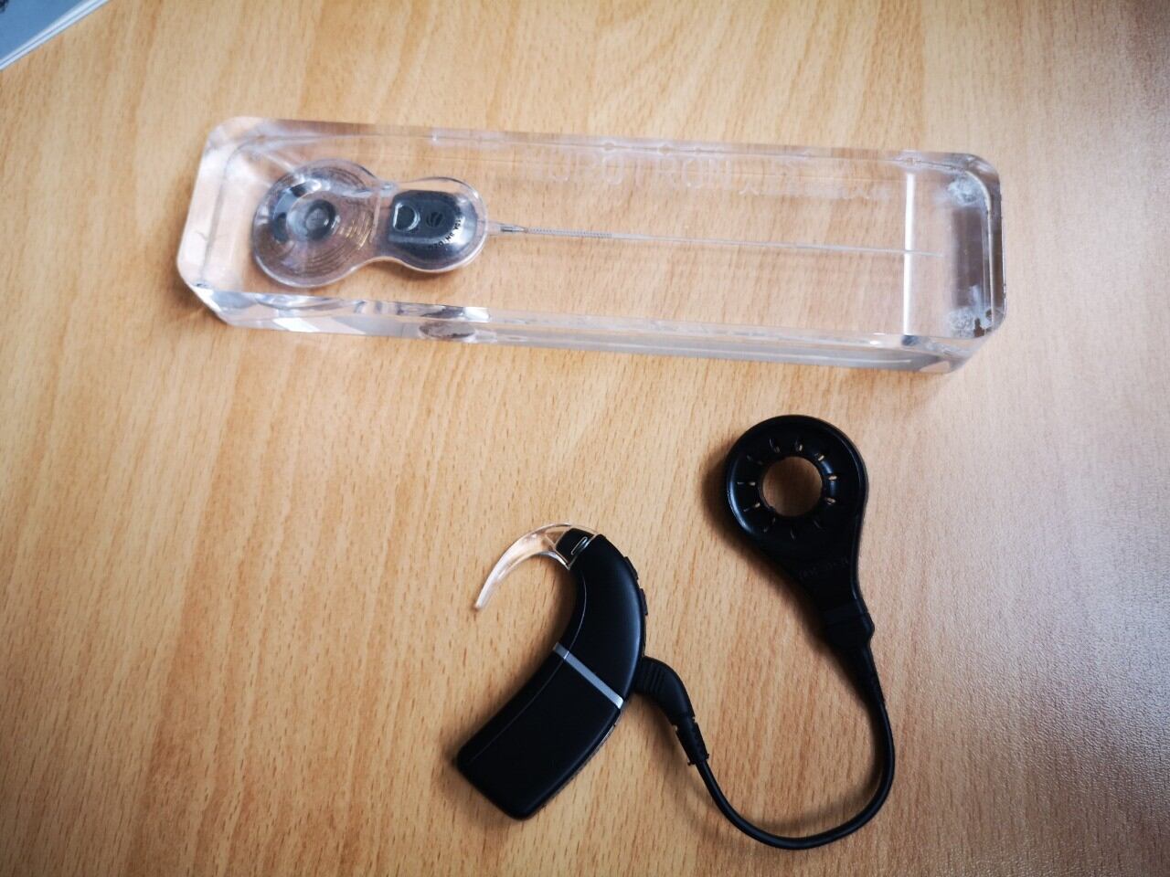 Este aparatito es insertado en los niños para reemplazar un órgano. Con esto podrán recuperar la audición.