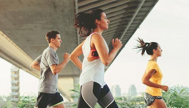 Una buena hidratación y ambientes ventilados es clave al hace ejercicios.