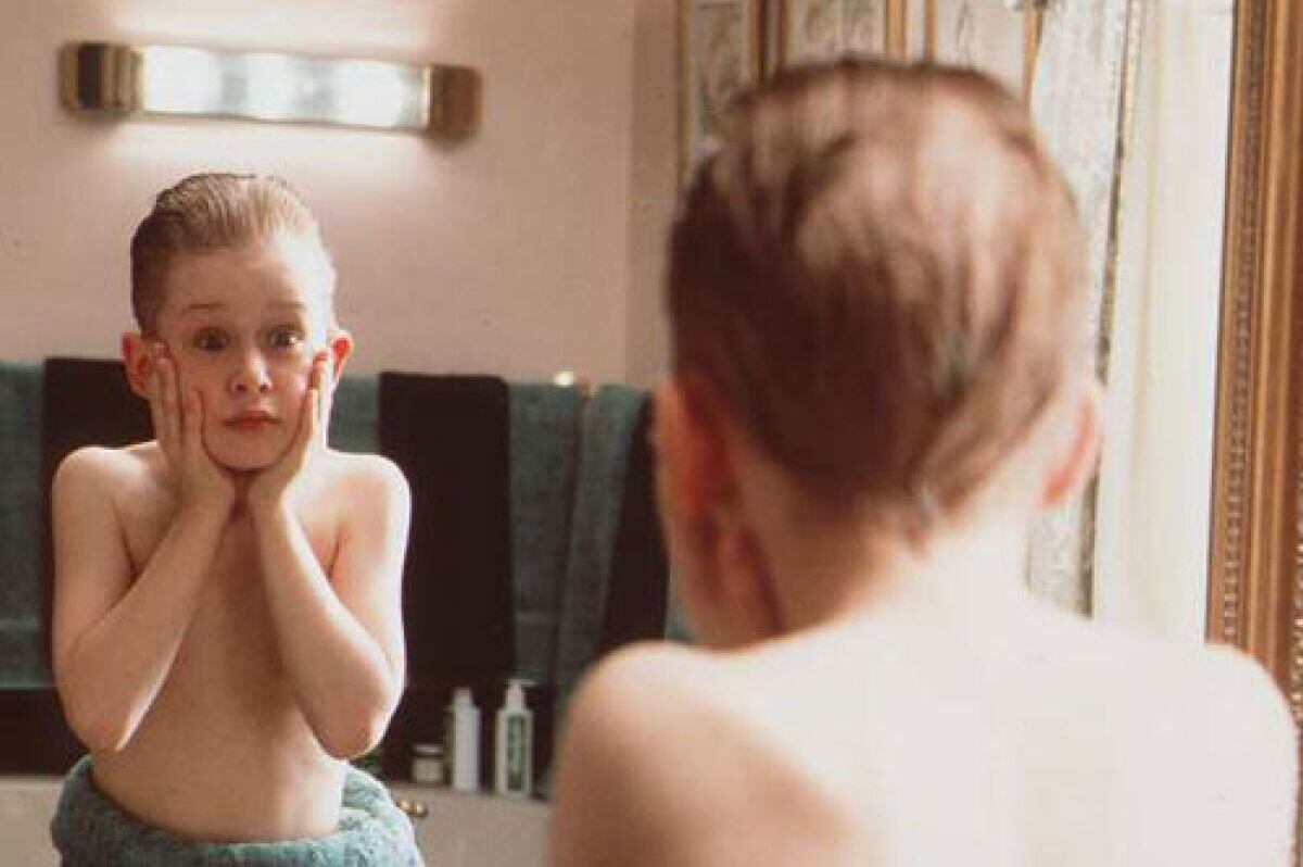 Kevin en su casa tras ser olvidad por sus padres en "Mi pobre angelito" (Foto: Hughes Entertainment)