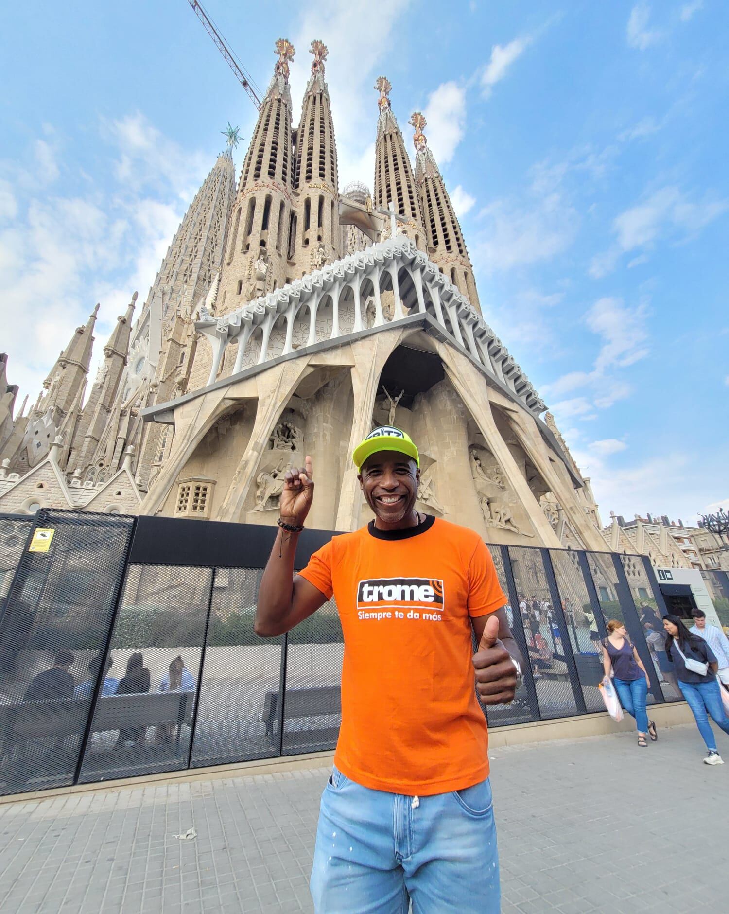 La foto oficial de 'Cuto' Guadalupe frente a la Básílica de La Sagrada Familia en Barcelona, España. La fe es lo más lindo de la vida.