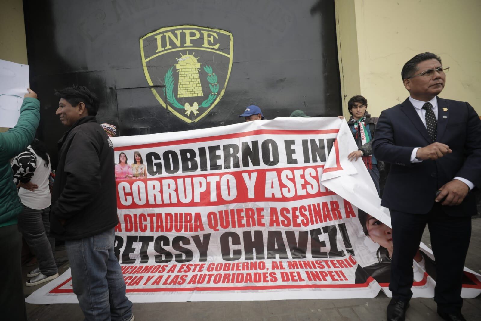 Simpatizantes esperan su salida