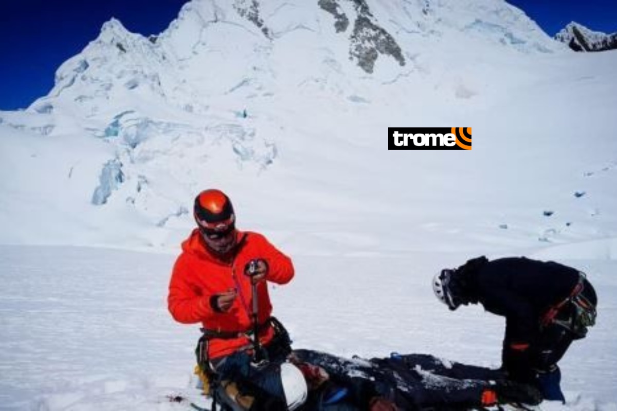 Rescatistas recuperaron el cadáver del turista norteamericano que falleció en el nevado Alpamayo. Foto: Andina.