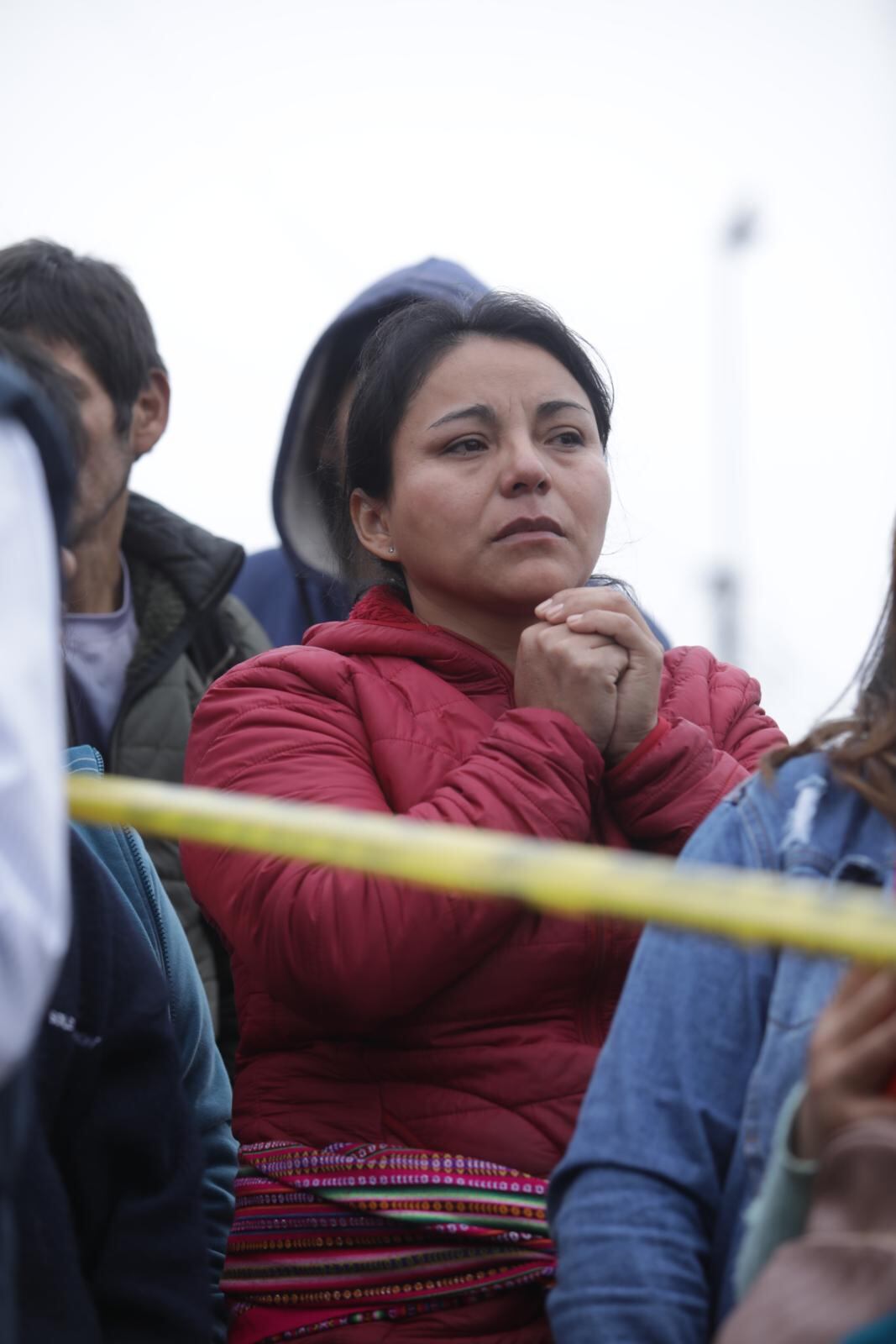 La señora Sarita, vecina de las víctimas, vivía una casa abajo y rezaba para que el vehículo no ceda pues podía aplastar su hogar. | Foto: Britanie Arroyo / Diario Trome