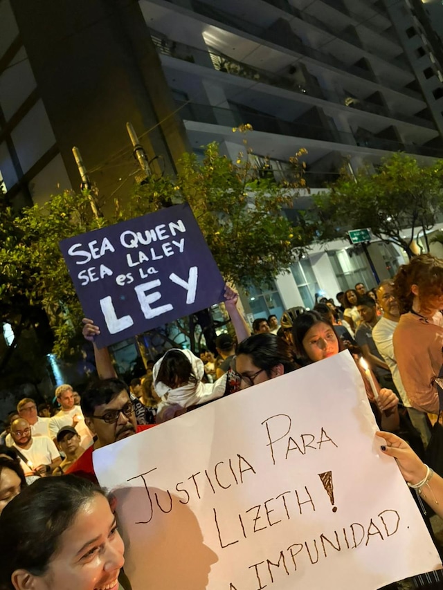Vecinos y otras personas se congregaron en Camino Real para honrar a la campeona de buceo. (Fotos: Lady Gamarra)