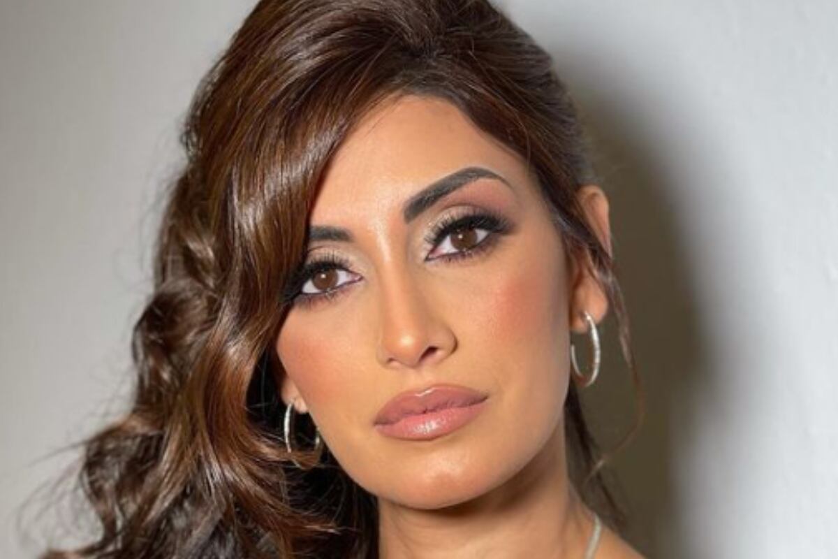 Taraneh Momeni posando para las redes sociales (Foto: Taraneh Momeni / Instagram)