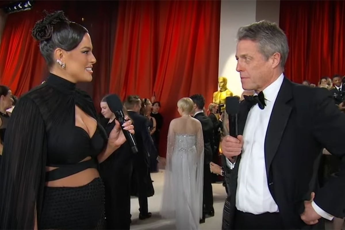 Hugh Grant hizo pasar uno de los momentos más incómodos a Ashley Graham cuando era entrevistado en la previa a la ceremonia de los premios Oscar 2023 (Foto: ABC)
