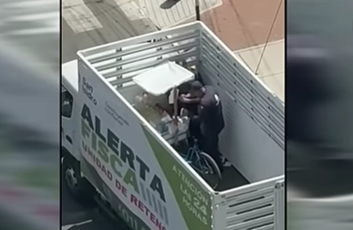 Agentes de Fiscalización de la Municipalidad de San Isidro captados comiendo ceviche de una carretilla incautada, el 29 de diciembre de 2025. (Captura de video)