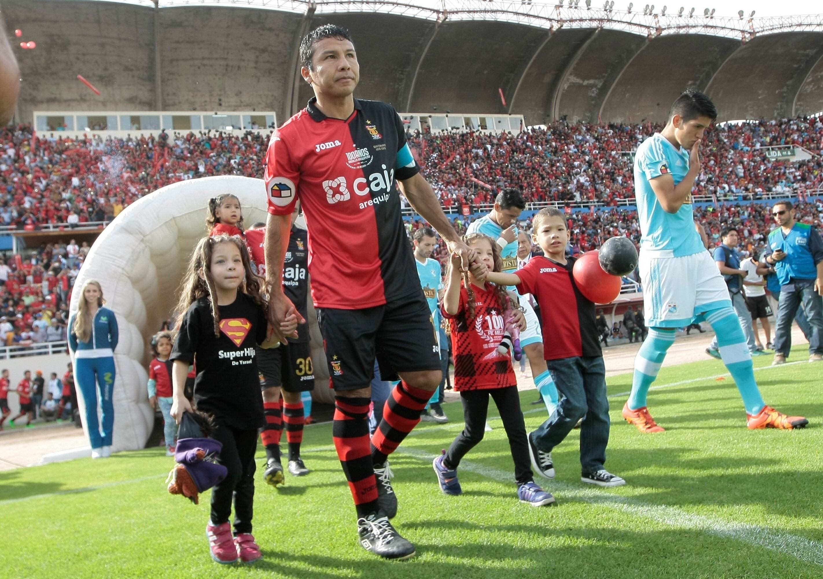 Ysrael Zuñiga fue campeón del Descentralizado 2015 con Melgar. Aquí, junto a sus tres hijos en la final ante Cristal. (Foto: USI)