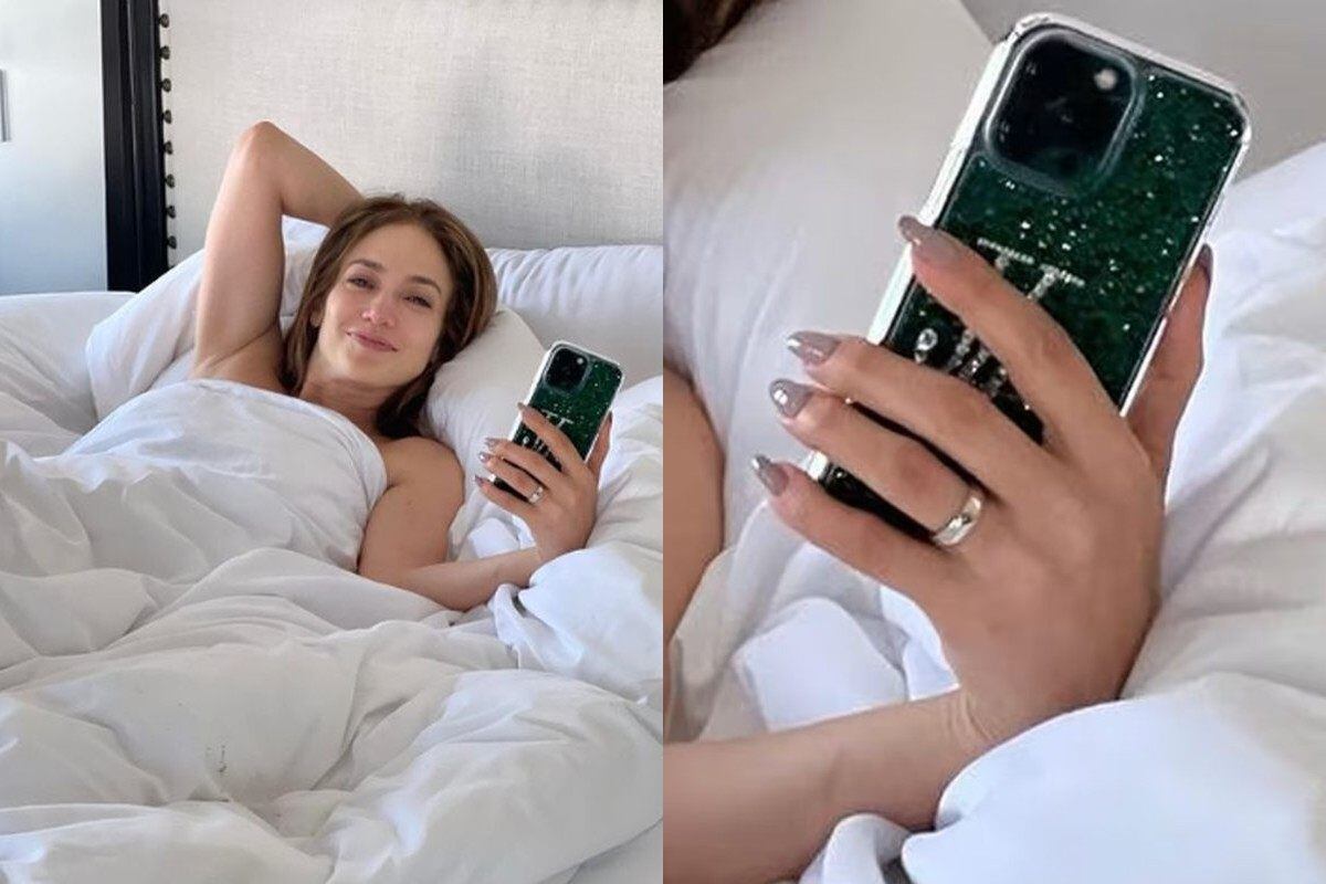 Jennifer Lopez fue la primera en mostrar el anillo de matrimonio desde su cama y tras su noche de bodas. (Foto: @jlo / Instagram)