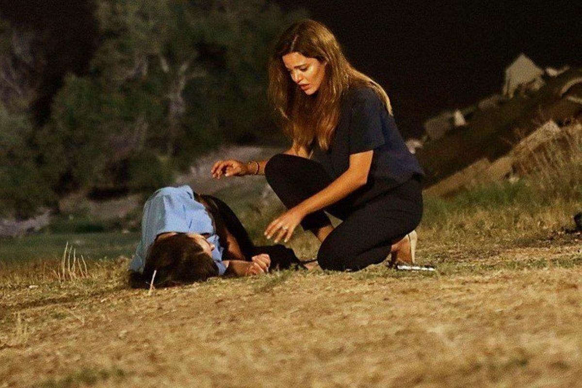 Züleyha le dispara a Ümit en "Tierra amarga" (Foto: Tims & B Productions)