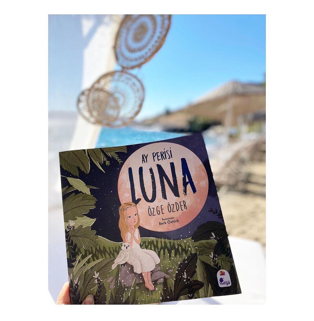 Portada del cuento "Luna, Zâna Lunii" de la actriz Özge Özder (Foto: Özge Özder/Instagram)