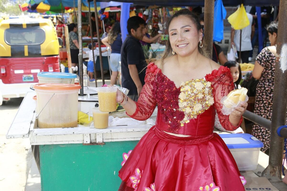 Madre vende desayuno y canta folclore