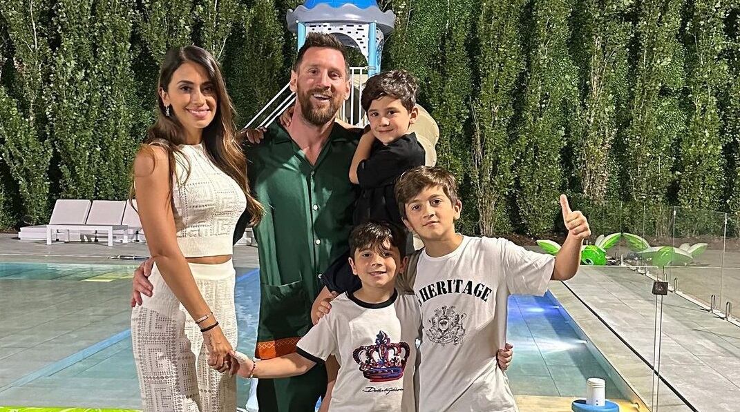 Lionel Messi, Antonela Roccuzzo y sus tres hijos, Mateo, Thiago y Ciro (Foto: Antonela Roccuzzo / Instagram)