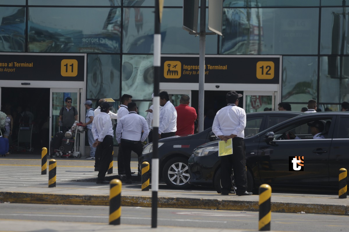 Un reportaje del diario El Comercio reveló que más de 200 taxistas que operan en en el aeropuerto registran denuncias por robo, violación, homicidio y hasta secuestro. Foto: César Bueno.