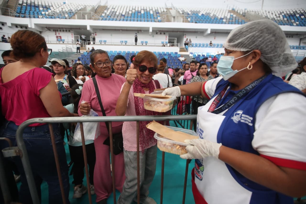 Vecinos del Callao degustaron del Ceviche chalaco más grande del mundo. (Fotos Jesús Saucedo @photo.gec)